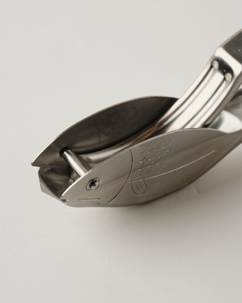 Fish lemon wedge squeezer for seafood