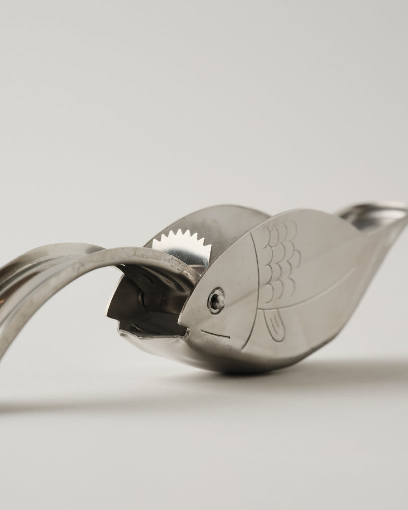 Metal fish-shaped citrus squeezer