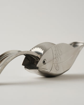 Metal fish-shaped citrus squeezer
